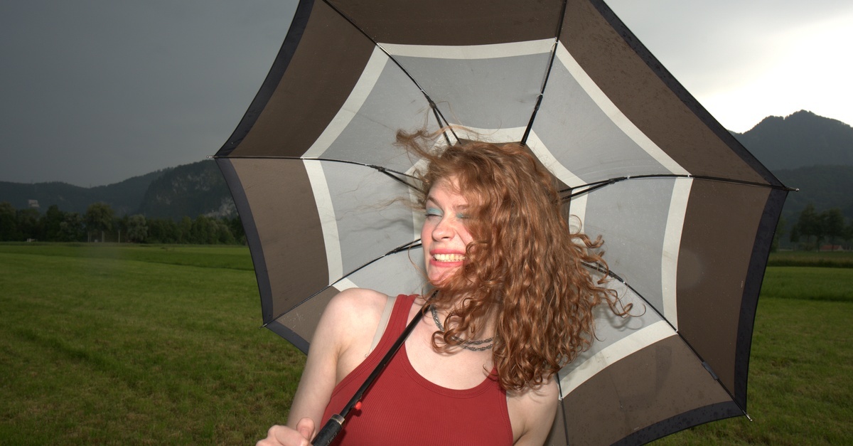 Pluie et frisottis : astuces pour dompter des cheveux rebelles en un clin d’œil