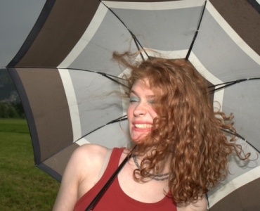 Pluie et frisottis : astuces pour dompter des cheveux rebelles en un clin d’œil