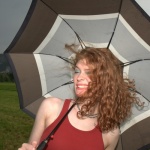 Pluie et frisottis : astuces pour dompter des cheveux rebelles en un clin d’œil