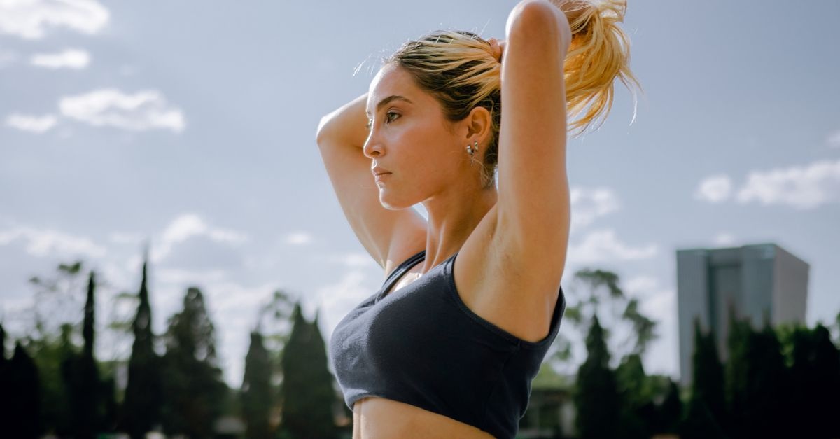 Bras toniques au féminin : le programme d’entraînement simple et motivant pour des résultats visibles