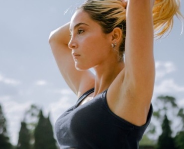 Bras toniques au féminin : le programme d’entraînement simple et motivant pour des résultats visibles