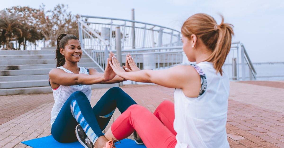 Bouger ensemble : 7 idées motivantes pour s’entraîner entre amies et ne jamais lâcher