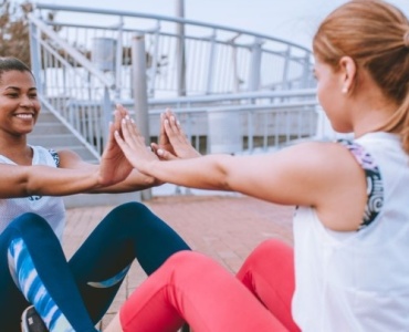 Bouger ensemble : 7 idées motivantes pour s’entraîner entre amies et ne jamais lâcher