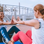 Bouger ensemble : 7 idées motivantes pour s’entraîner entre amies et ne jamais lâcher