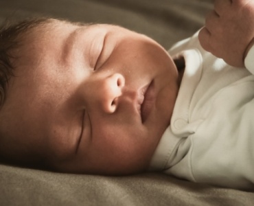 Premières nuits avec bébé : conseils doux pour apaiser votre nouveau-né et retrouver un peu de sommeil