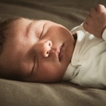 Premières nuits avec bébé : conseils doux pour apaiser votre nouveau-né et retrouver un peu de sommeil