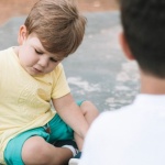 Enfant unique : 10 astuces pour l’aider à se faire des amis et s’épanouir en société