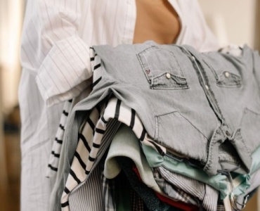 Minimalisme chic : idées de tenues légères pour un look audacieux et élégant