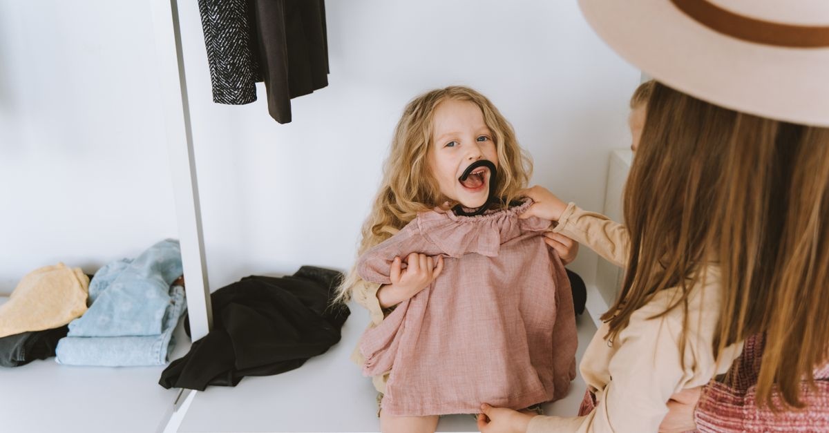 Une armoire d’enfant enfin bien rangée : astuces malines pour gagner de la place et du temps