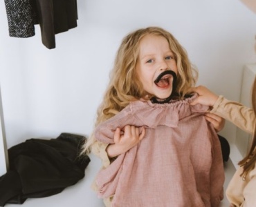 Une armoire d’enfant enfin bien rangée : astuces malines pour gagner de la place et du temps