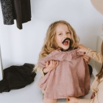 Une armoire d’enfant enfin bien rangée : astuces malines pour gagner de la place et du temps