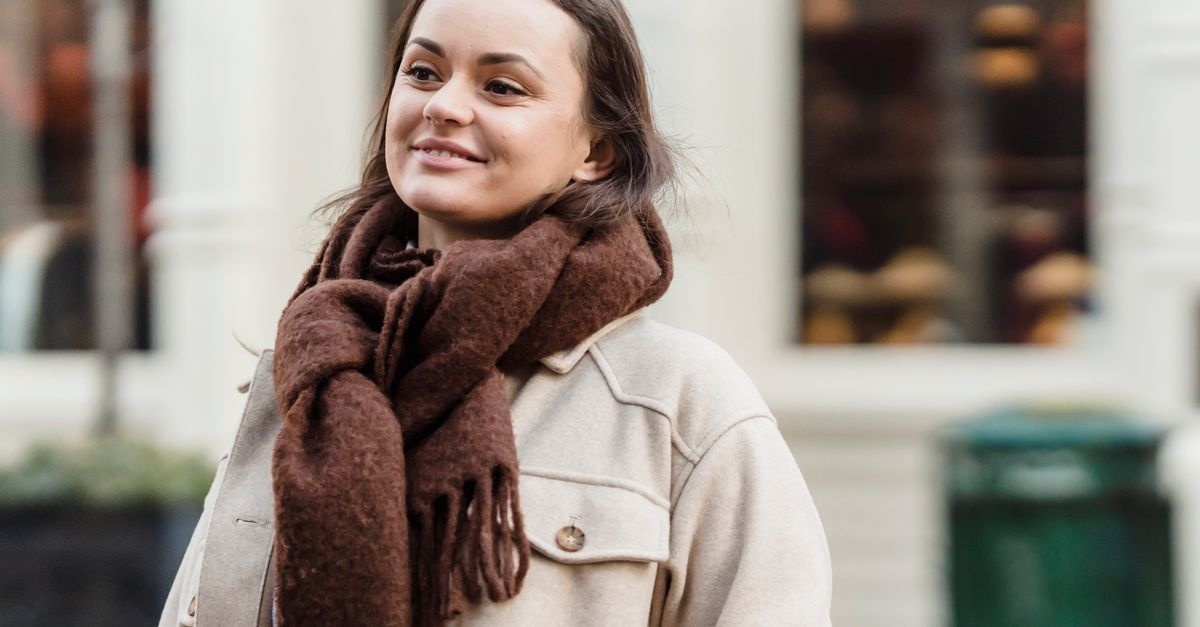 Look d’hiver chic : comment sublimer votre tenue avec une grande écharpe