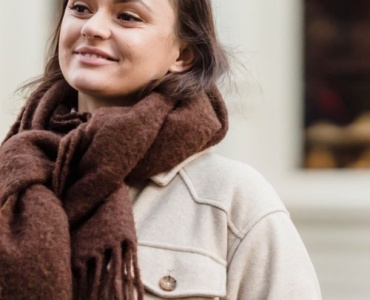 Look d’hiver chic : comment sublimer votre tenue avec une grande écharpe