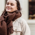 Look d’hiver chic : comment sublimer votre tenue avec une grande écharpe