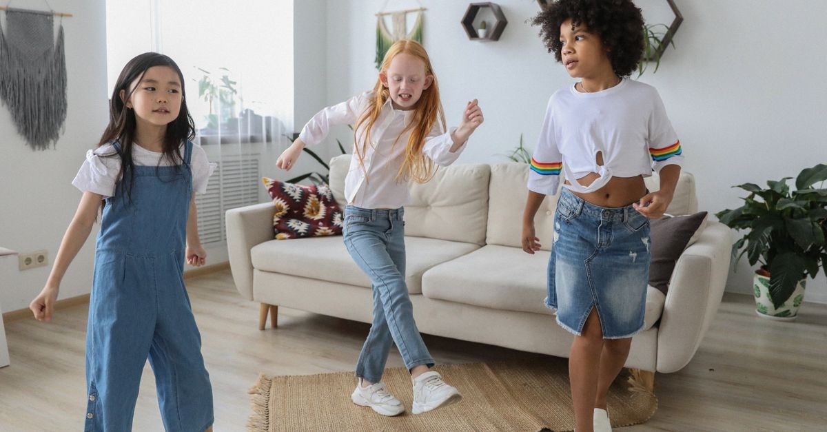 Bouger sans sortir : 10 idées de jeux dynamiques à faire à la maison