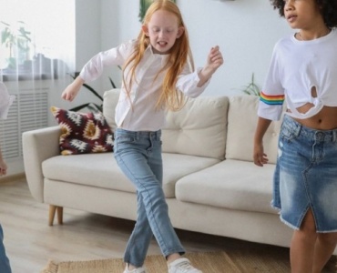 Bouger sans sortir : 10 idées de jeux dynamiques à faire à la maison