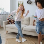 Bouger sans sortir : 10 idées de jeux dynamiques à faire à la maison
