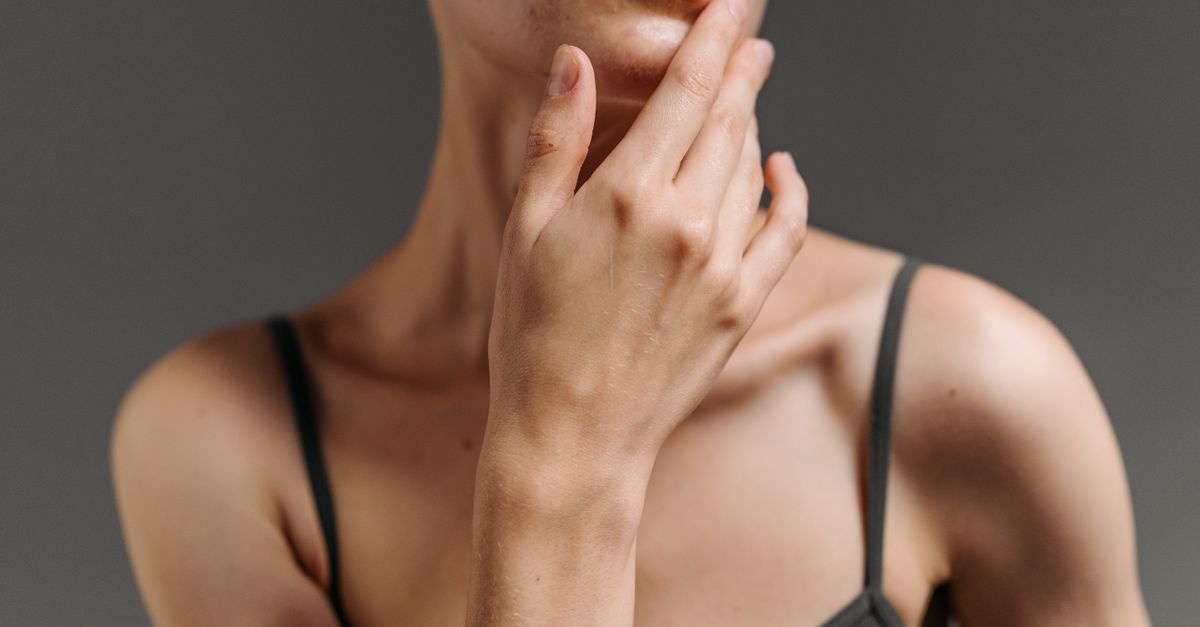 Peau asphyxiée : 7 astuces simples pour la détoxifier et retrouver un teint lumineux