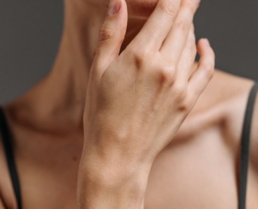 Peau asphyxiée : 7 astuces simples pour la détoxifier et retrouver un teint lumineux