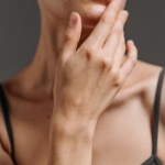 Peau asphyxiée : 7 astuces simples pour la détoxifier et retrouver un teint lumineux