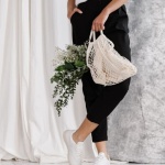 Oser le style urbain : idées de looks tendance avec des baskets