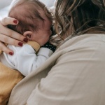 Premières sorties avec bébé : conseils pratiques pour un nouveau-né en toute sérénité