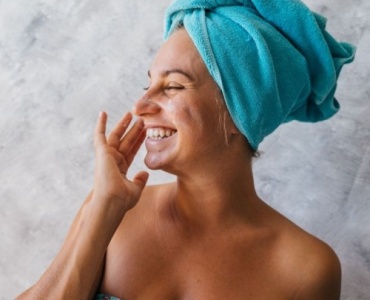 Le guide ultime pour protéger votre visage du soleil : astuces et soins indispensables