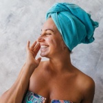 Le guide ultime pour protéger votre visage du soleil : astuces et soins indispensables