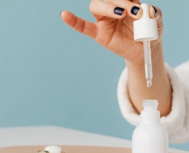 Crème ou sérum : lequel choisir pour une peau éclatante au quotidien ?