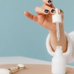 Crème ou sérum : lequel choisir pour une peau éclatante au quotidien ?