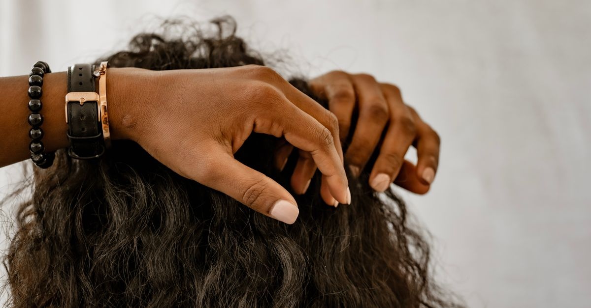 Cuir chevelu qui gratte ? Causes fréquentes et solutions pour retrouver le confort