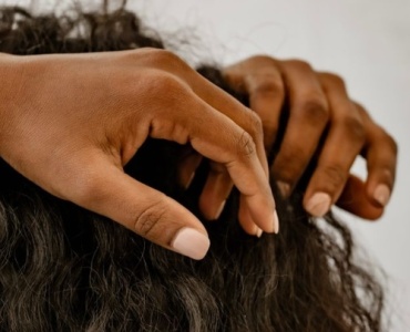 Cuir chevelu qui gratte ? Causes fréquentes et solutions pour retrouver le confort