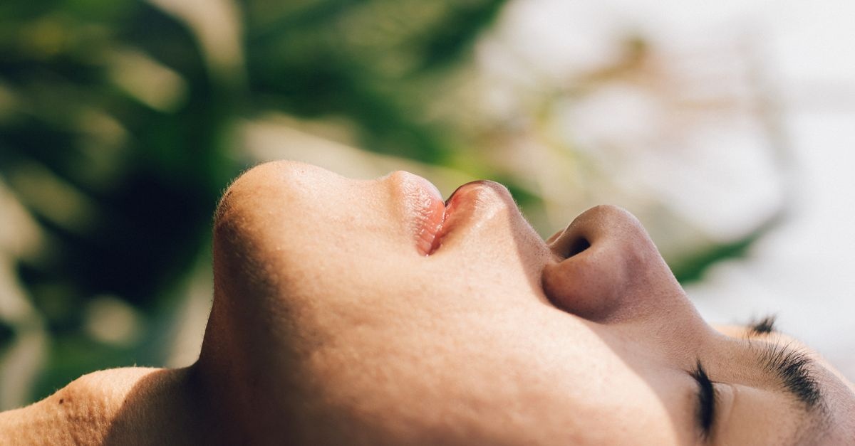 Boutons sur le menton : 9 causes possibles (et comment les éviter)