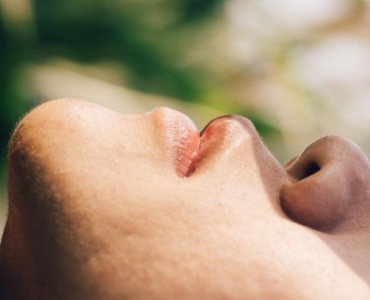 Boutons sur le menton : 9 causes possibles (et comment les éviter)