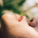 Boutons sur le menton : 9 causes possibles (et comment les éviter)