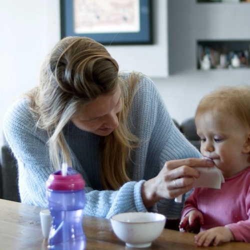 Eau et diversification alimentaire : à quel moment en proposer à bébé ?
