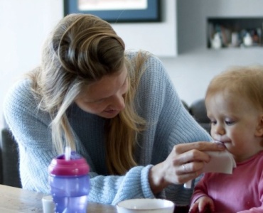 Eau et diversification alimentaire : à quel moment en proposer à bébé ?