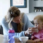 Eau et diversification alimentaire : à quel moment en proposer à bébé ?