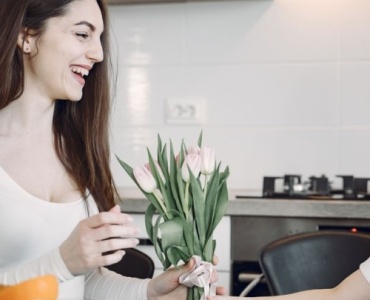 L’art de féliciter les enfants : des mots qui boostent leur confiance au quotidien